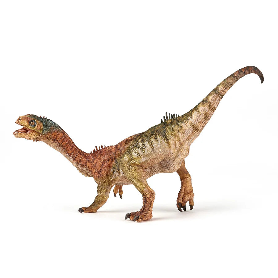 Handmålad Papo Chilesaurus dinosauriefigur i gröna toner med detaljerad hud och livfull pose, ca 15 cm lång.