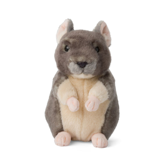 ”WWF Plush chinchilla – handgjort gosedjur i grå toner med återvunnen polyesterfyllning.”