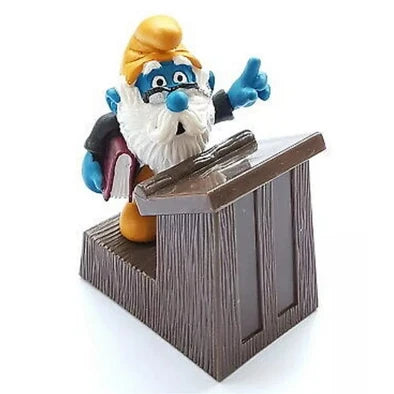 Schleich Super Smurfs Skolrektorn med skrivbord 40260 i originalförpackning med PEYO och smurf i ring samt handmålade detaljer.