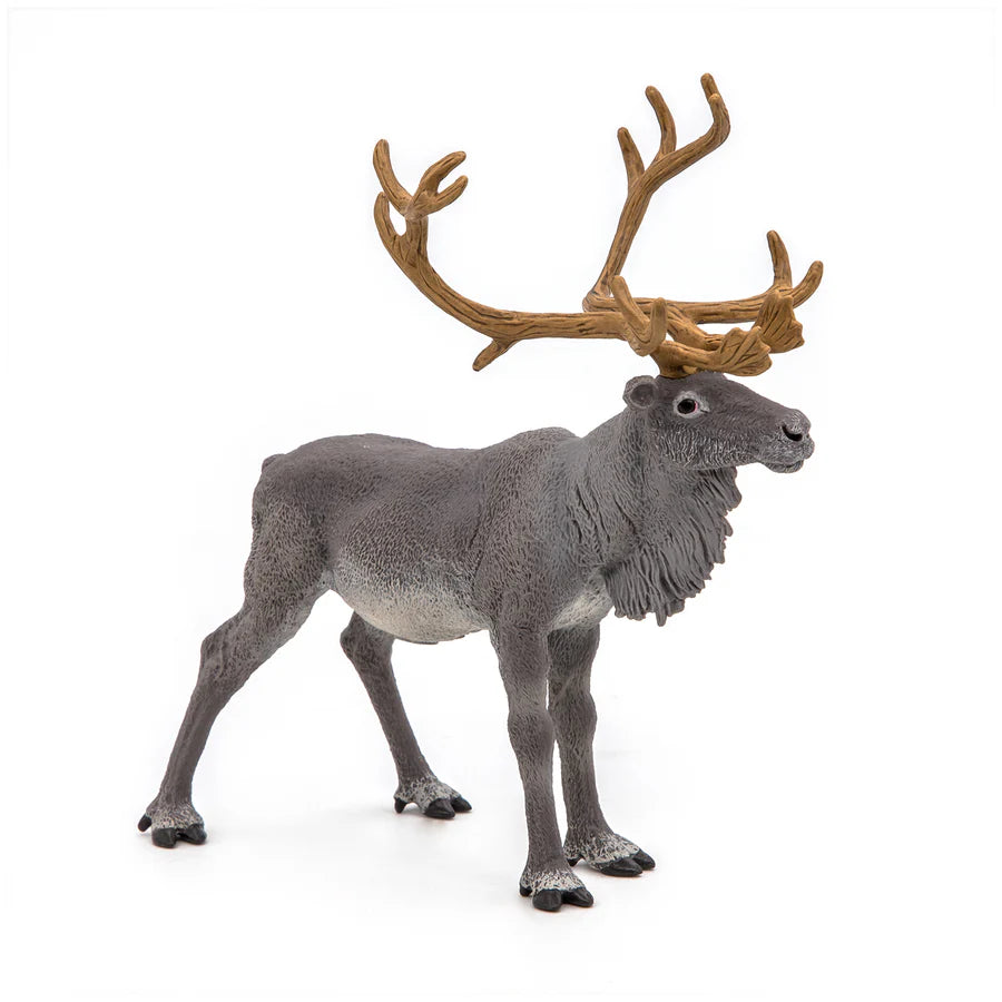 Handmålad Papo ren med stora horn och tjock päls, realistisk djurfigur inspirerad av nordiska och arktiska miljöer.