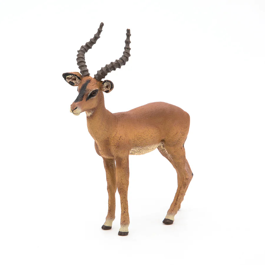 Handmålad Papo impalafigur med böjda horn och slank kropp, realistisk savannantilop i naturlig pose.