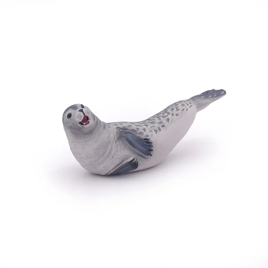 Papo säl figur i realistisk design med slät kropp och fenor, modell av marint däggdjur i vilande position.