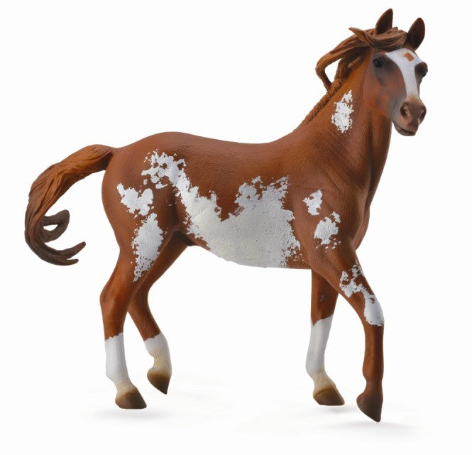 "CollectA Mustang Hingst Chestnut Overo Deluxe – stor handmålad vildhäst i kraftfull pose"