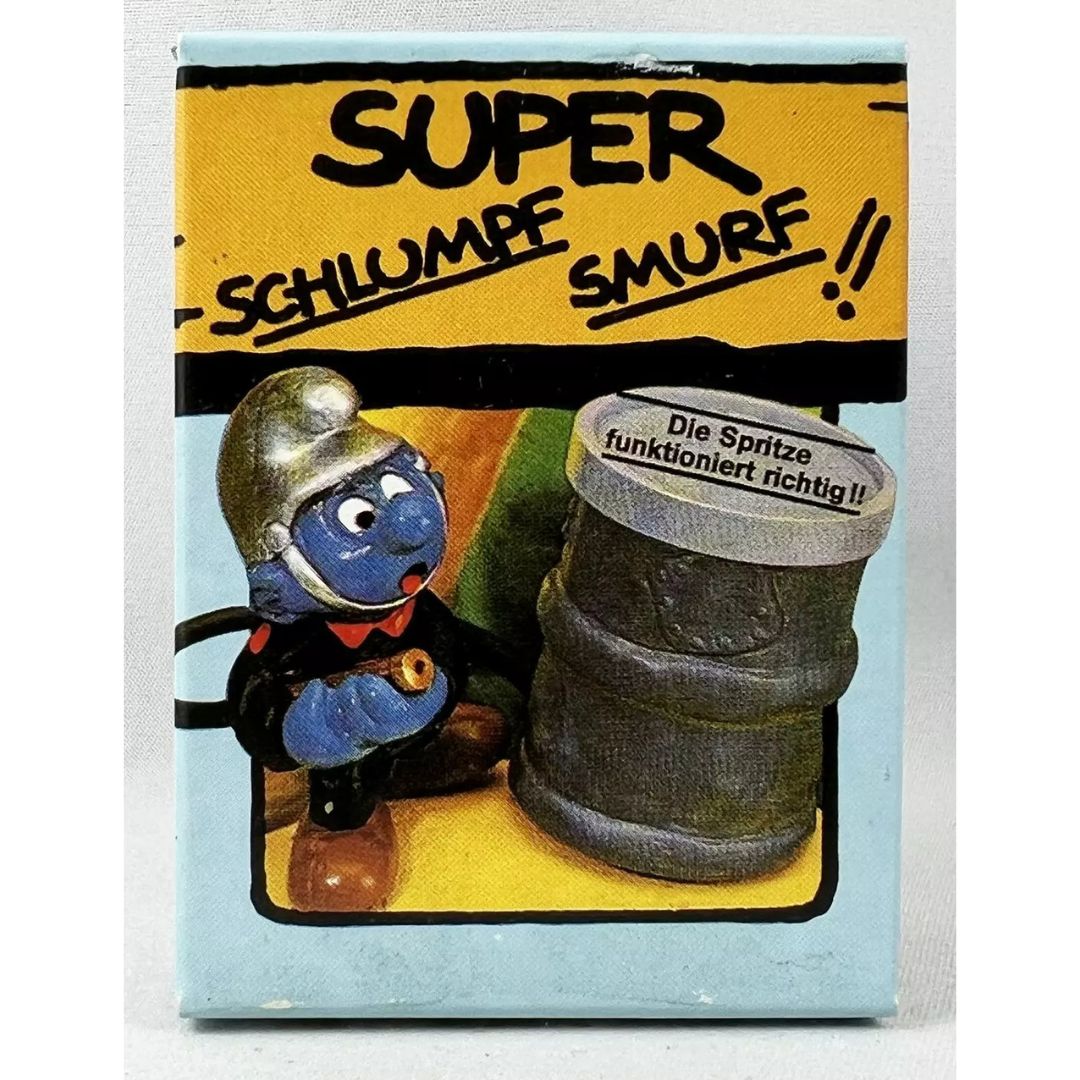Schleich Super Smurf Brandman 40216 i originalförpackning, Firefighter Smurf med vattenslang, vintage figur märkt Peyo ©1981.