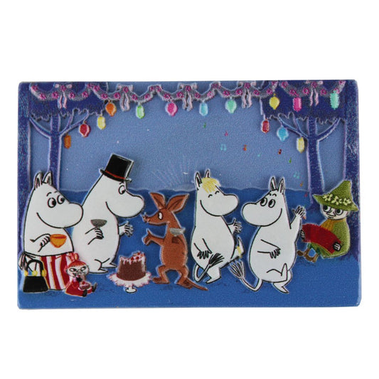 Mumin magnet med motiv av Muminfamiljen på fest, färgglad kylskåpsmagnet i polyresin.